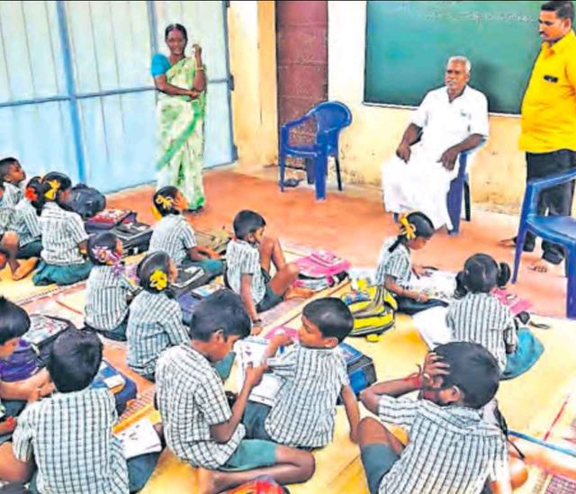 vanur students-who-suffer-without-a-building-study-in-the-open-air
