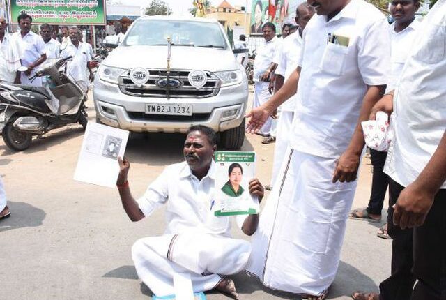 admk supporter tharna protest infront of os maniyan car in villupuram admk election